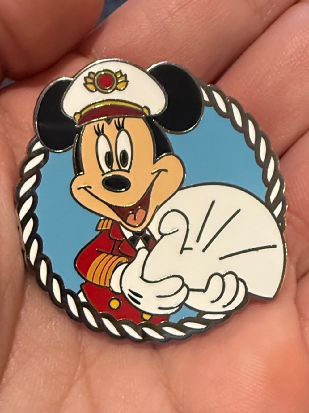 DCL Minnie Towel animal pin